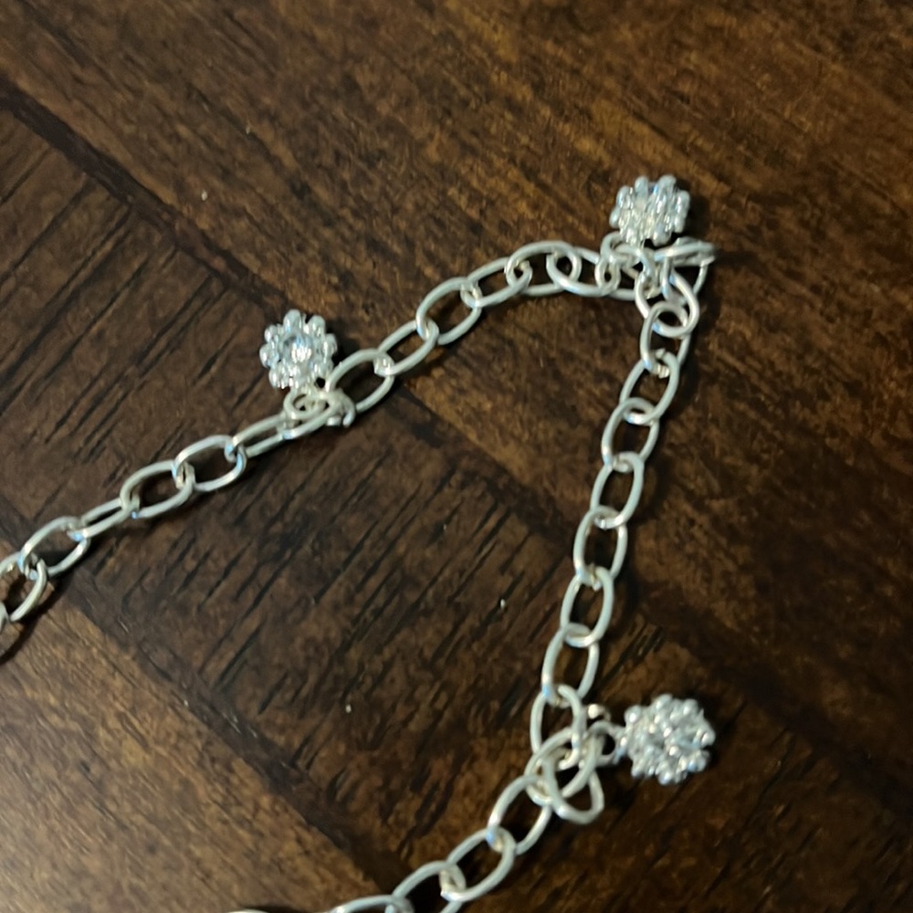Adjustable Pretty silver bracelet with flowers with stones